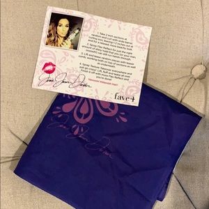 Jessie James Decker “Kittenish Hair” Bandana 💙